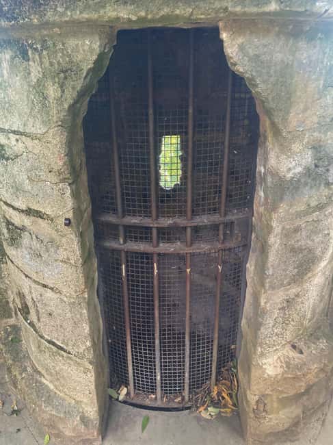 Cobblestones Tour Pamplona: Immersive Medieval Tour English - What Makes the Tour Unique: Medieval Costumes and Multilingual Guides