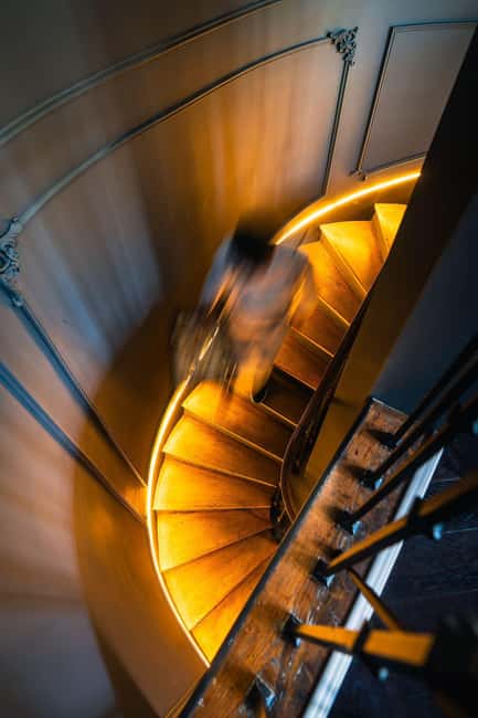 Cocktails lessons in Speakeasy - Building Cocktails Directly in the Glass for Visual Impact