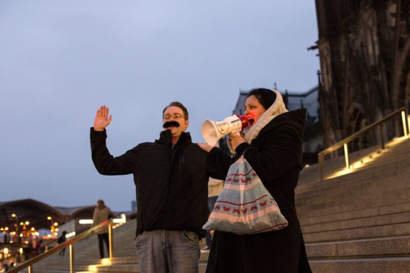 Cologne: 1.5-Hour Comedy Bus Tour - Practical Tips for Booking and Participation