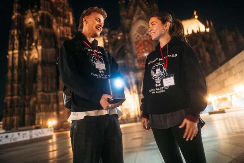 Cologne: Cologne Cathedral & Old Town in the evening  interactive tour with projector - Key Points