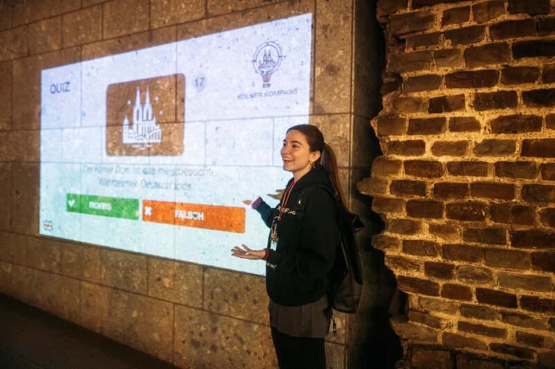 Cologne: Cologne Cathedral & Old Town in the evening  interactive tour with projector - Exploring the Old Towns Key Landmarks with Interactive Stops