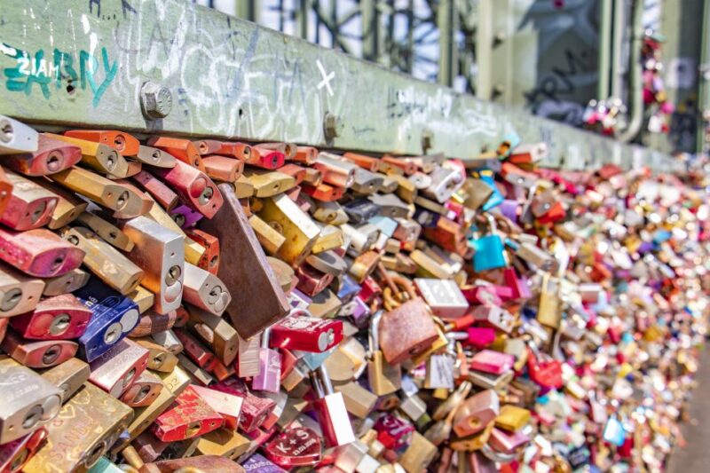 Cologne: Express Walk with a Local in 60 minutes - Starting Point at Der KölnShop