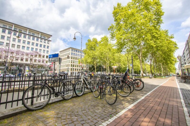 Cologne: Express Walk with a Local in 60 minutes - Local Tips for Bars, Cafes, and Food