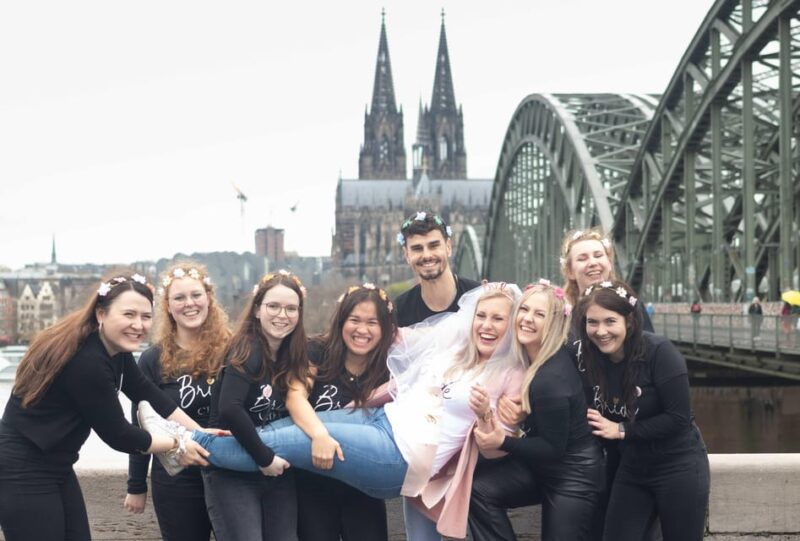 Cologne: JGA Tour in der Altstadt mit Fotoshooting - Iconic Photo Stop at the Hohenzollern Bridge