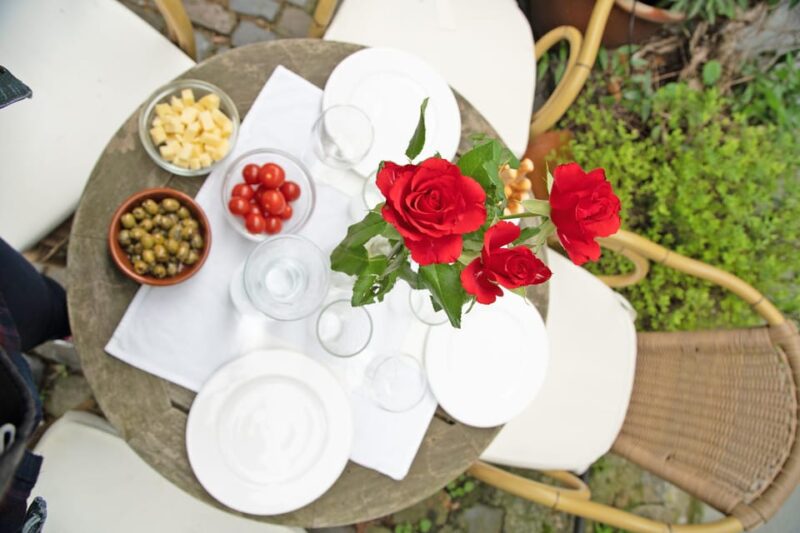 Cologne-Nippes: Summer wine party in the frenchstyle garden - Experience a French-Style Garden Summer Wine Party in Cologne-Nippes