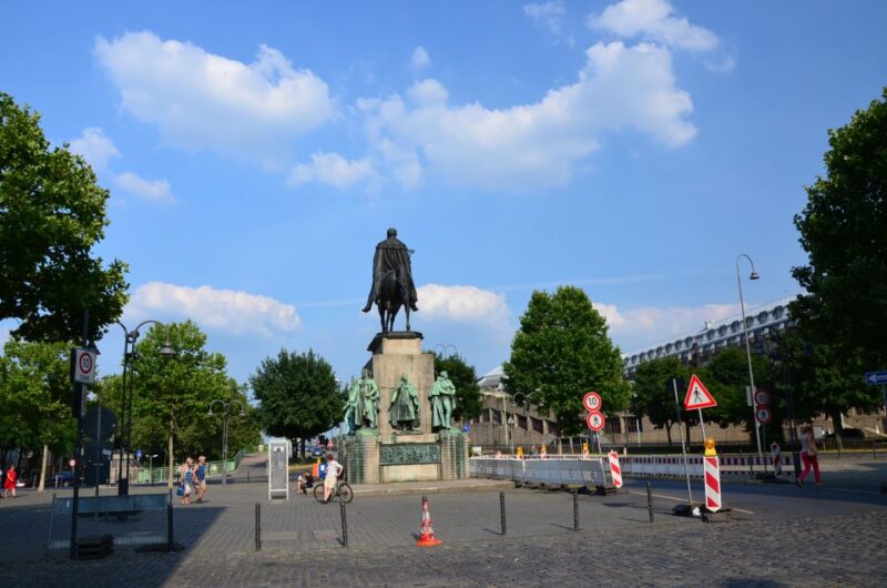 Cologne: Private Guided Walking tour - Practical Details: Meeting, Duration, and Languages