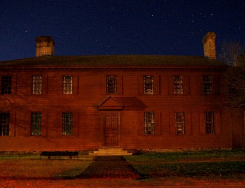 Colonial Ghosts: Ghostly Whispers of Williamsburg Ghost Tour - The Guide Experience and Storytelling Style