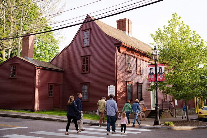 Colonial Newport Walking Tour - Outside the White Horse Tavern: An Iconic Historic Pub