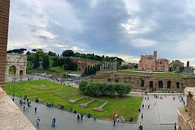 Colosseum & Ancient Rome Access with a Host - The Role of the Host at the Meeting Point