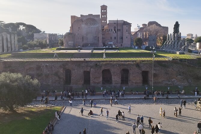 Colosseum Express ARENA FLOOR - semi private 7 pax / private - Starting at the Heart of Ancient Rome: The Meeting Point and Entrance