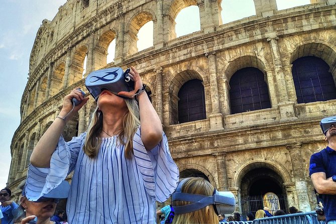 Colosseum Virtual Reality Experience Outside with audioguide - How the Virtual Reality Tour Uses Oculus 3D Glasses to Recreate Ancient Rome
