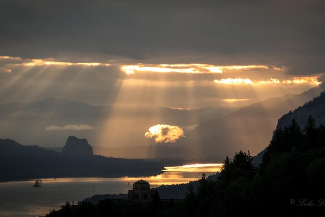 Columbia Gorge Waterfalls & Wineries from Portland: All-Inclusive Afternoon Tour - The Expertise of Your Naturalist Guide