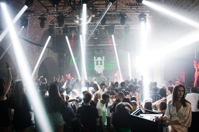 Columbo Pub Crawl Dubrovnik - Elyx Night Club: Free Drinks and Glow Paint Fun