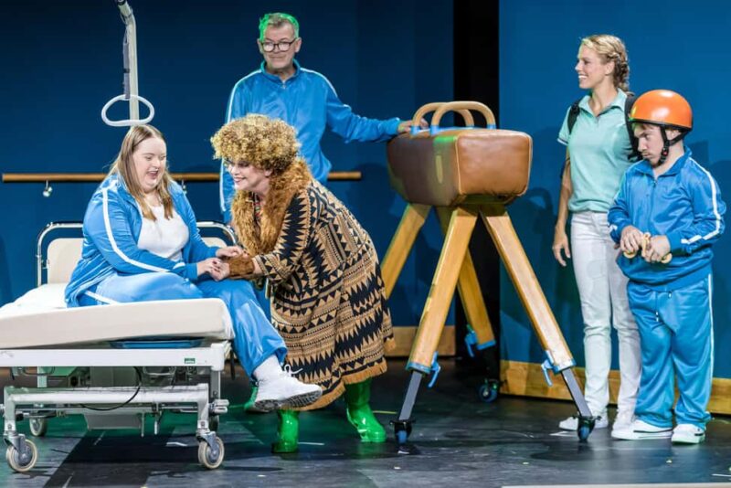 Comedy Dresden: Ticket for the Inclusion Comedy "Die Goldfische" - Subtitled Performances and Accessibility in Dresden’s "Die Goldfische"