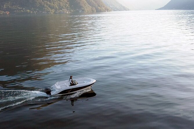 ComeToComo_Boat Tour from Argegno in Compact Cruiserboat - Admiring Villa La Cassinella from the Water