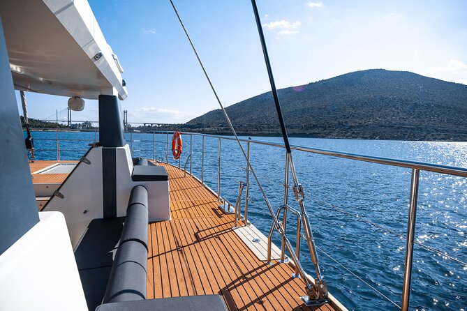 Comfort Max Catamaran Caldera Cruise with BBQ and Drinks - Crowd Levels and Atmosphere on the Catamaran