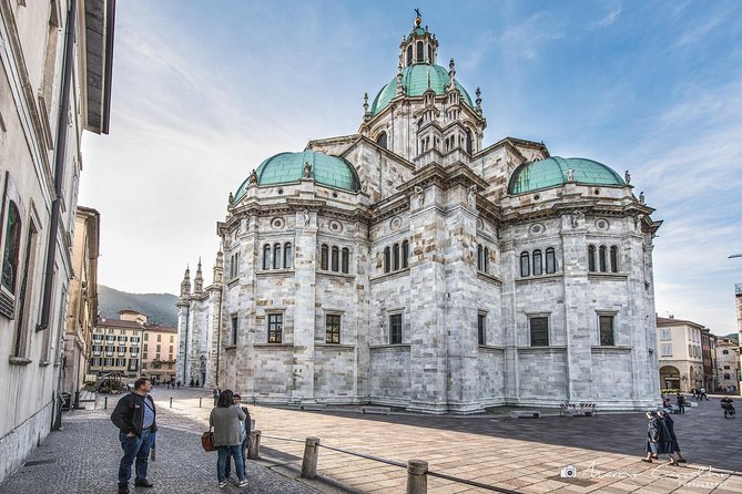 Como: 2-hour private walking tour - Discovering Piazza Volta and the Town Hall