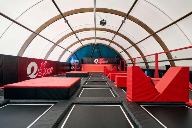 Como: Free jumps in the family trampoline park with flexible entry - Key Points