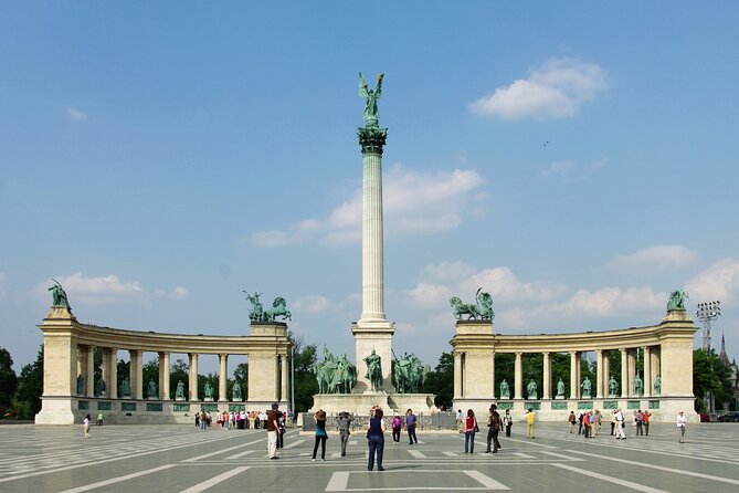 Comprehensive sightseeing tour - Visiting Heroes Square and the Millennium Monument