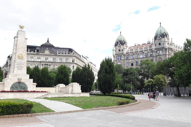 Comprehensive sightseeing tour - Reflecting at Szabadsag and Kossuth Lajos Squares