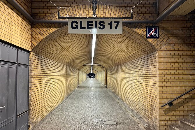 Concentration Camp Sachsenhausen train&walk (6h) - Exploring the Death Station Z and Execution Sites