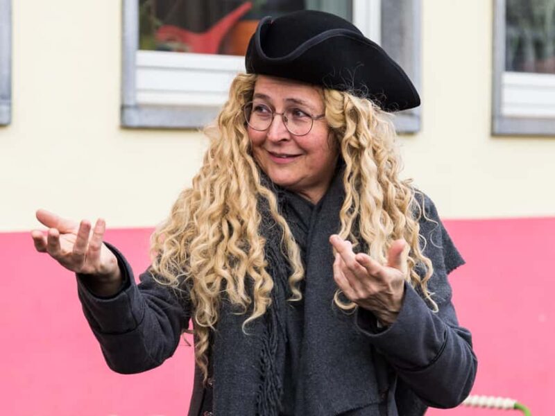 Conspiracy in the soldiers' town: an exciting interactive puzzle tour - Meeting Point and Group Dynamics