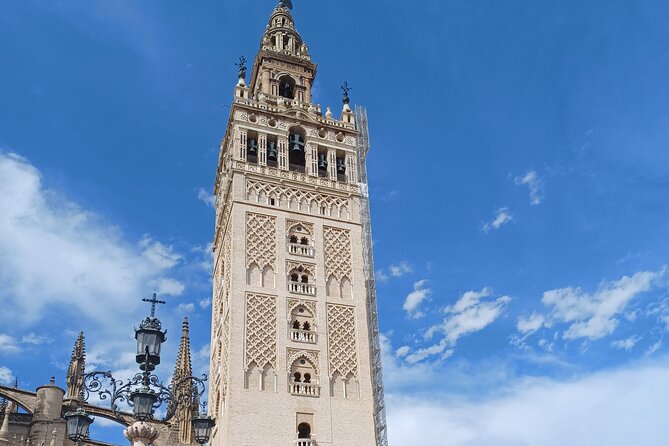 Contrasts of Seville - Guide Expertise and Narrative Style