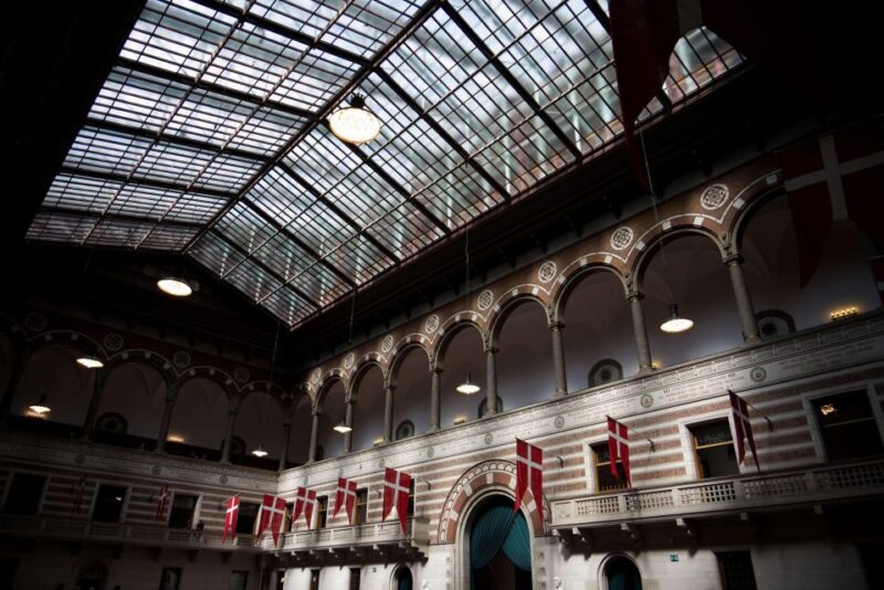 Copenhagen: Canal Boat Cruise & Old Town/Nyhavn Walking Tour - Logistics and Accessibility of the Tour