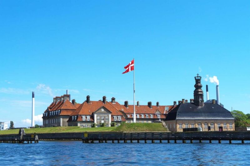 Copenhagen: Canal Boat Cruise & Old Town/Nyhavn Walking Tour - Meeting Point and Activity Duration