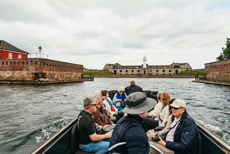 Copenhagen: Old Canals and Hidden Gems Social Boat Tour - Enjoying Drinks and the Social Atmosphere