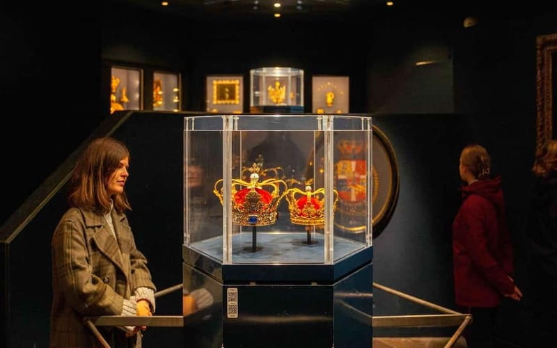 Copenhagen: Rosenborg and Christiansborg Palaces Tour in Spanish - Meeting Point and End Location