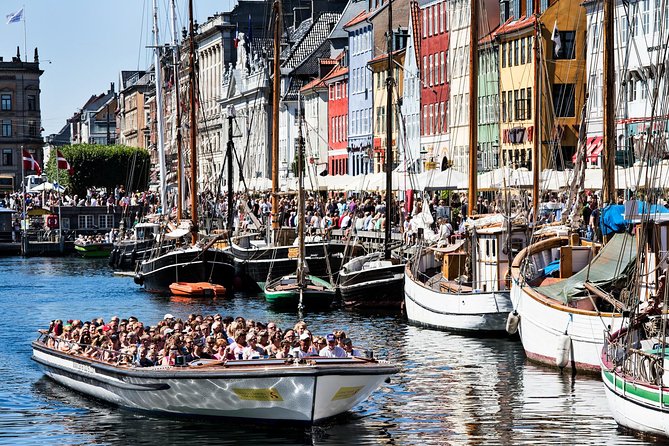 Copenhagen Sightseeing Classic Canal Tour With Live Guide - Sailing Past Slotsholmen and City Center