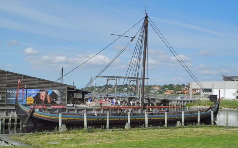 Copenhagen: Tour of Roskilde, the Viking city in Spanish - The Guide and Overall Experience