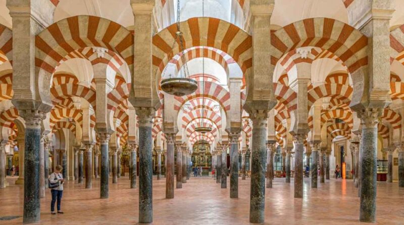 Córdoba: Mosque and Alcazar Private Tour with tickets - Visiting the Mosque of Córdoba: An Architectural Marvel