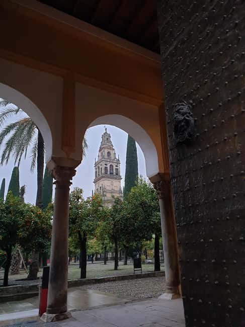 Córdoba: Private Walking Tour - Walking along the Roman Bridge with Riverside Views