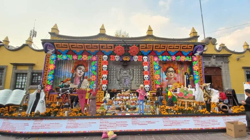 Coyoacán: History and Life of a Magical Neighborhood - Discovering the Main Square and Its Market Atmosphere