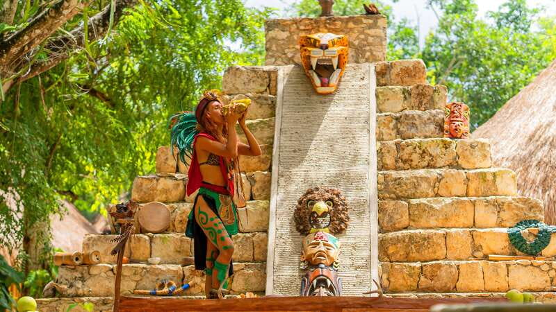 Cozumel: Open Top City Tour & Beach Break - Visiting Iconic Landmarks: The Monument of Hispanidad and the Flag Esplanade