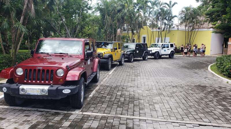 Cozumel Private Jeep Tour with Lunch and Snorkeling - Snorkeling in the Caribbean Sea and Relaxing on the Beach