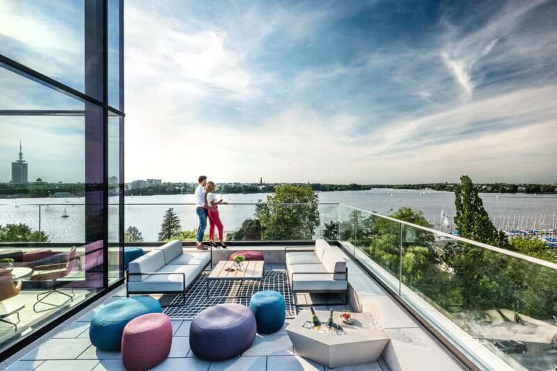 Cozy Comedy mit Blick auf die Alster - The Weekly Comedy Lineup: Four Comedians in a 60-Minute Show