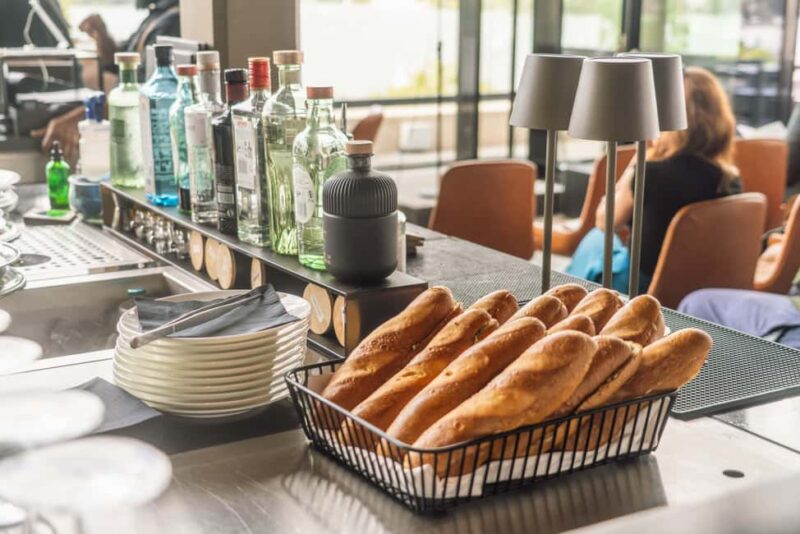 Cozy Comedy mit Blick auf die Alster - Practical Details: Meeting Point and Accessibility