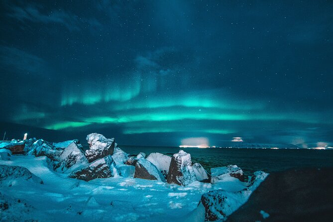 Cozy Northern Lights Tour with Icelandic Treats and Liquor - Learning About the Aurora Borealis with Experienced Guides