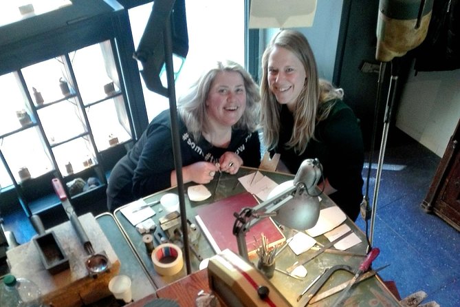 Create your original cuttlefish bone cast jewelry. - Key Points