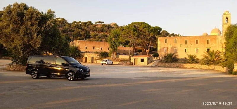 Crete : Guided Private Day Trip Knossos & Heraklion - Exploring the Palace of Knossos: The Heart of Minoan Crete