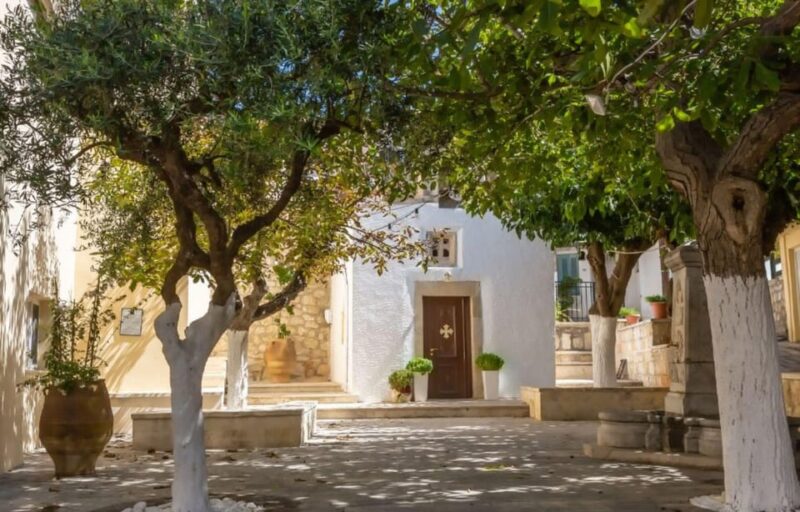 Crete: Knossos Palace and Archanes with Wine Tasting Tour - Physical Requirements and Accessibility