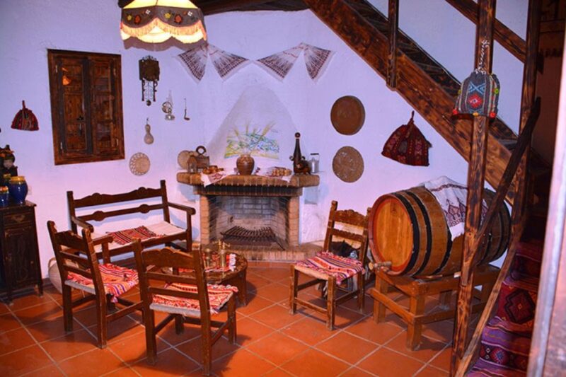 Crete: Traditional Dance Show and Buffet Dinner with Wine - Key Points