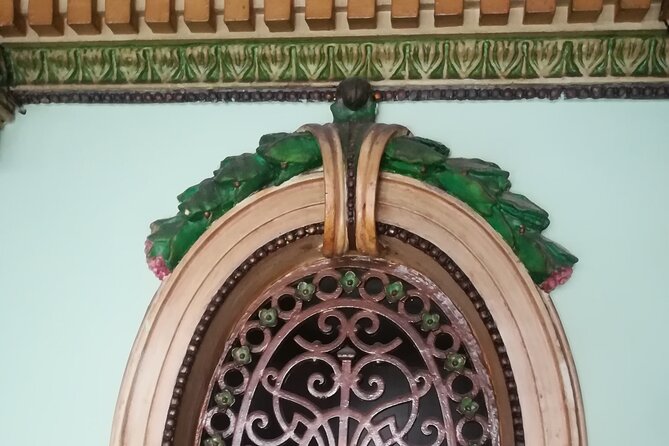 Crimes & Mysteries - Expert Guide with Enthusiasm and Knowledge