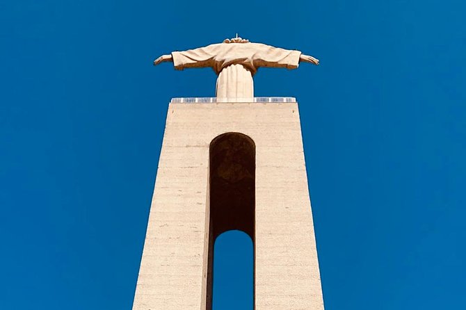 Cristo Rei Tuk-Tuk and River Cruise (2:45h) - Starting Point at Praça da Figueira in Lisbon