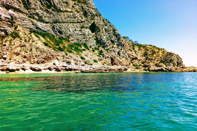 Cruise along the beaches of Arrábida - Departing from Sesimbra’s Scenic Meeting Point