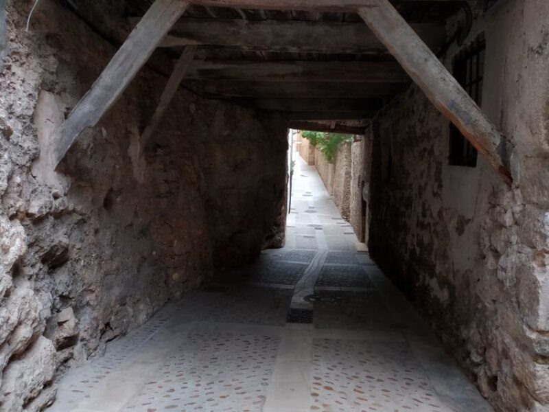 Cuenca: Nighttime Highlights Walking Tour in Spanish - Admiring the Gothic Cathedral and Its Ornate Interior