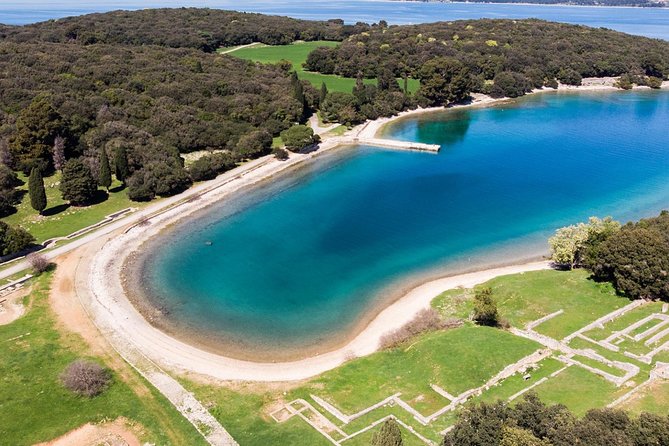 Curiosities and secrets of Pula - Admiring the Roman Arch at Arco dei Sergi